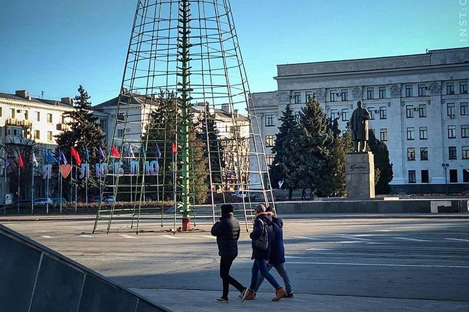 В Луганске устанавливают елку. Фото: https://www.instagram.com/i_love_lugansk/