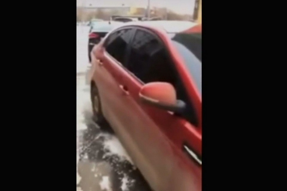 В Красноярске полицейские оштрафовали самоуверенную автомобилистку. Стоп-кадр видео ГИБДД города