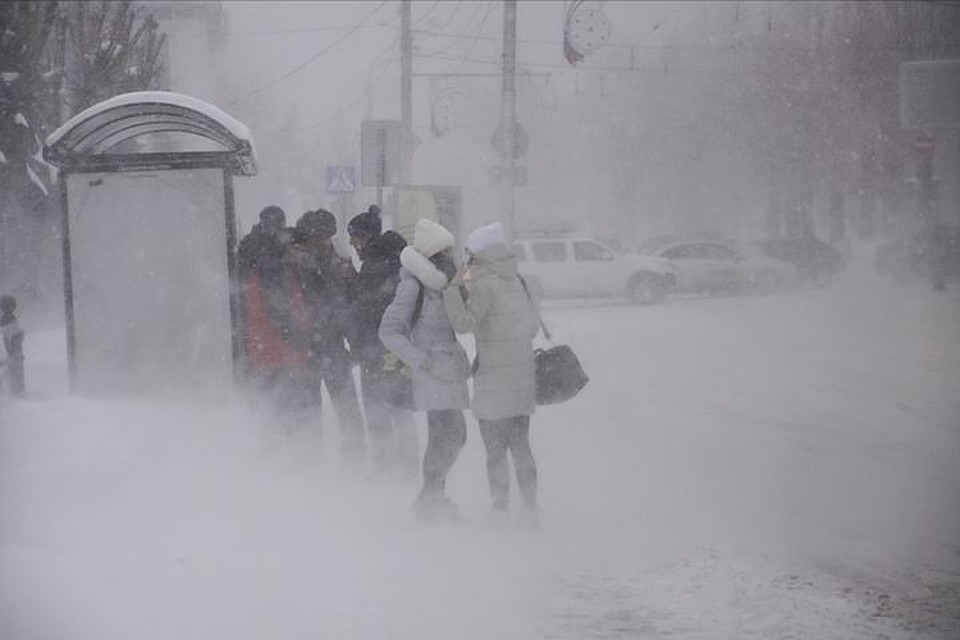 Люди вынуждены были мерзнуть на остановке в ожидании транспорта.
