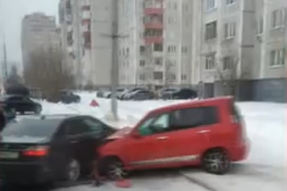 В Сургуте водитель проскочила на «красный» и врезалась в торговый киоск. Фото из группы "Типичный Сургут" во ВКонтакте