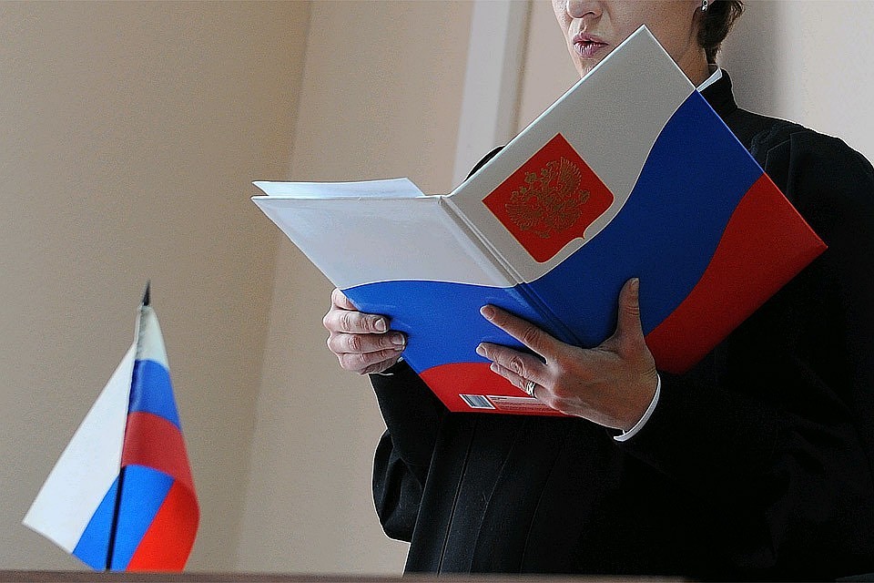 За оскорбление судьи наступает уголовная ответственность.