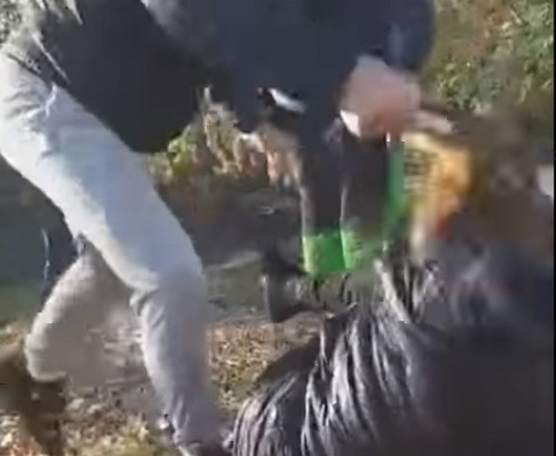 Юноша жестоко избивал воровку. Фото: скриншот видео Chisinau fail.