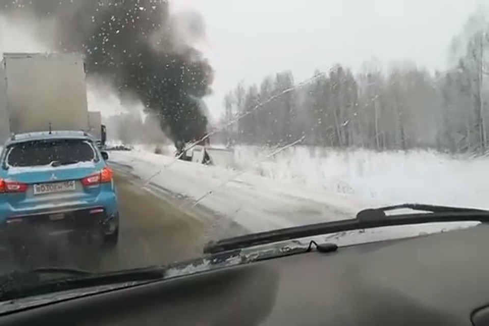 От удара «Freightliner» упал в кювет и перевернулся на бок: после этого машина загорелась. Фото: Кадр из видео