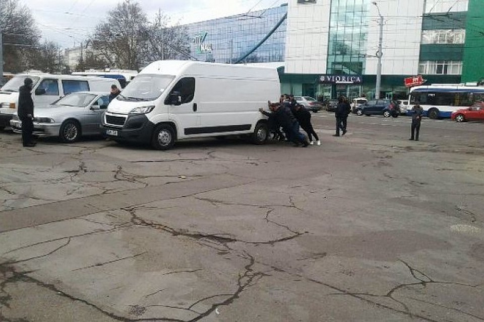 Пассажирам троллейбусов пришлось все взять в свои руки (Фото: noi.md).