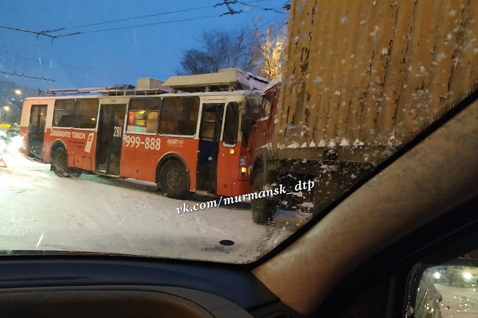 Троллейбус и грузовик не поделили дорогу. Фото: vk.com/murmansk_dtp