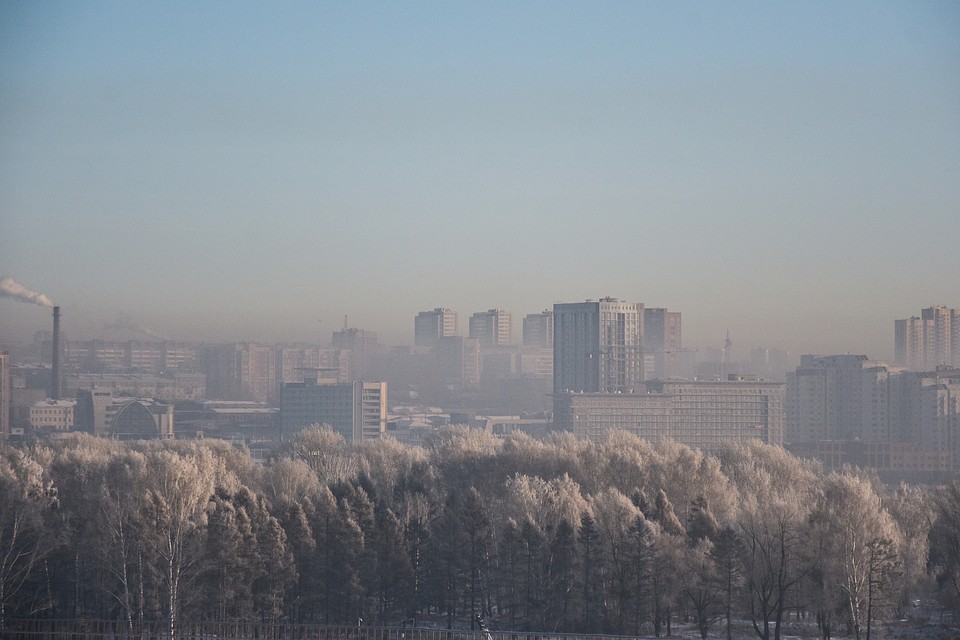 Над городом в инее навис смог.