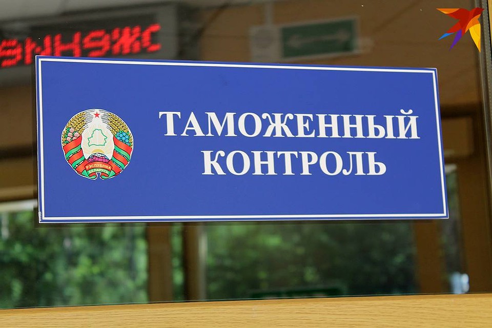 Пошлина снижается в два раза: с нового года она составит 15% с превышения стоимостной или весовой нормы,но не меньше 2 евро за кило веса.