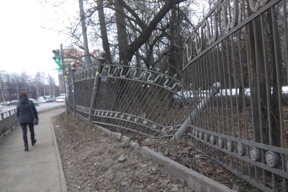 Ограждение вокруг парка пострадало в результате ДТП. Фото: https://vk.com/novgorod_52