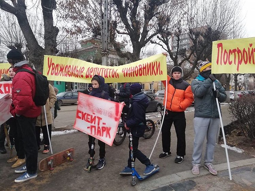 Строительства в городе полноценного скейт-парка молодые люди добиваются уже не первый год.