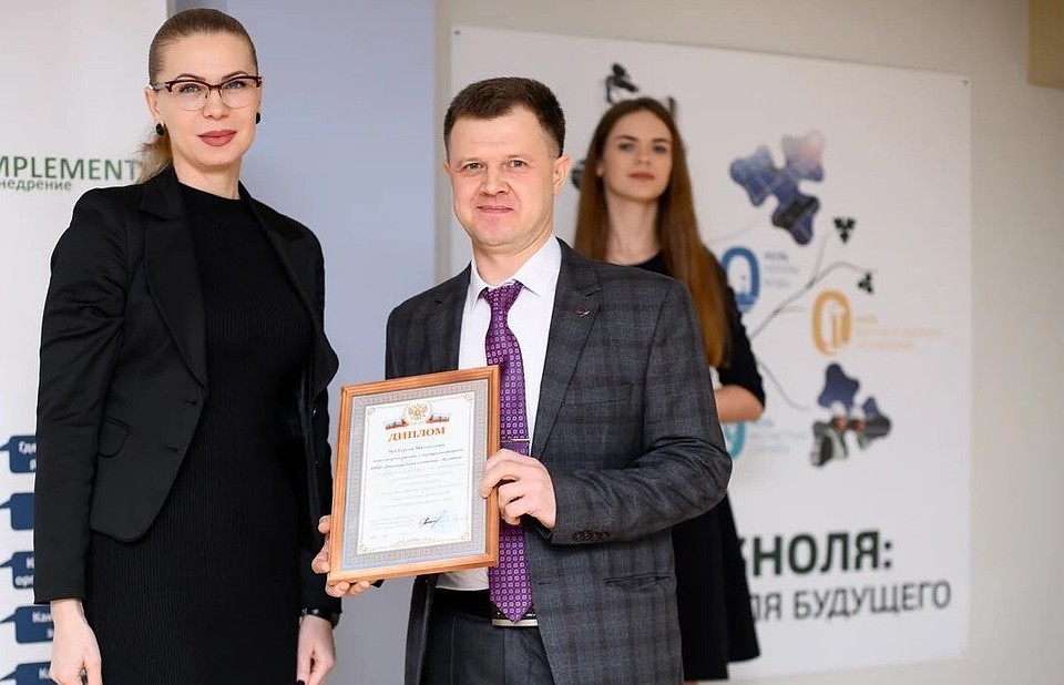 Директор Департамента потребительского рынка региона Ирина Теларова награждает сотрудников завода. Фото: архив «Пивзавод «Южная Заря 1974»