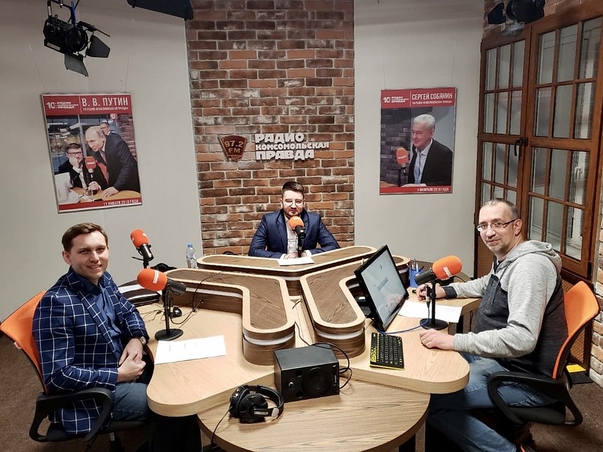 Директор Центра развития социального предпринимательства РГСУ, руководитель оргкомитета конкурса Денис Богатов, руководитель проектов «Россия – страна возможностей» Лука Горубин и ведущий Михаил Антонов в студии Радио "Комсомольская правда".