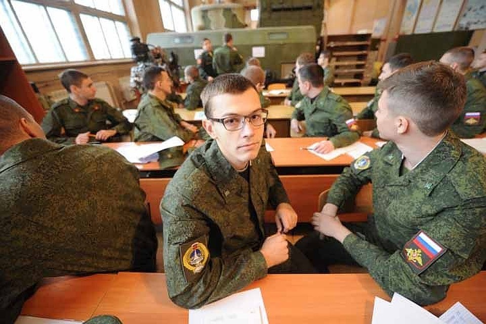 Отчисленные из военных вузов курсанты будут платить за обучение