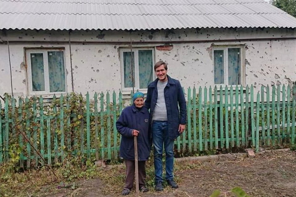 Евгений Каплин за три дня до трагедии приезжал к бабе Маше, чтобы посмотреть, как волонтеры ремонтируют ее дом. Фото: Facebook/Евгений Каплин