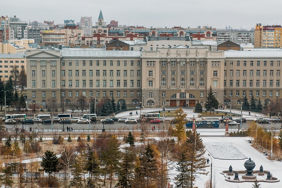 Снега в городе пока не очень много.