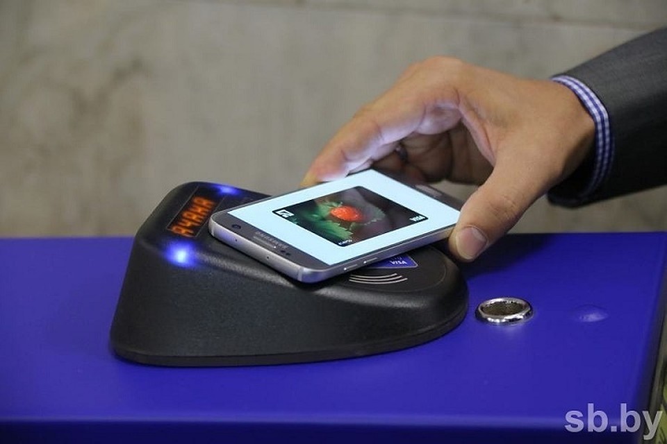 С появлением "бесконтакта" на 5% меньше людей стали платить за проезд в метро жетонами, и на 2,3% - проездными. Фото: sb.by.
