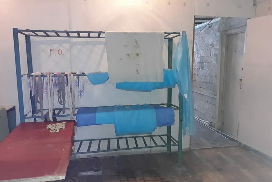 Сотрудники больницы заявляют, что для пациентов больница использует перестиранные одноразовые простыни из морга. Фото: Екатеринна Петрова