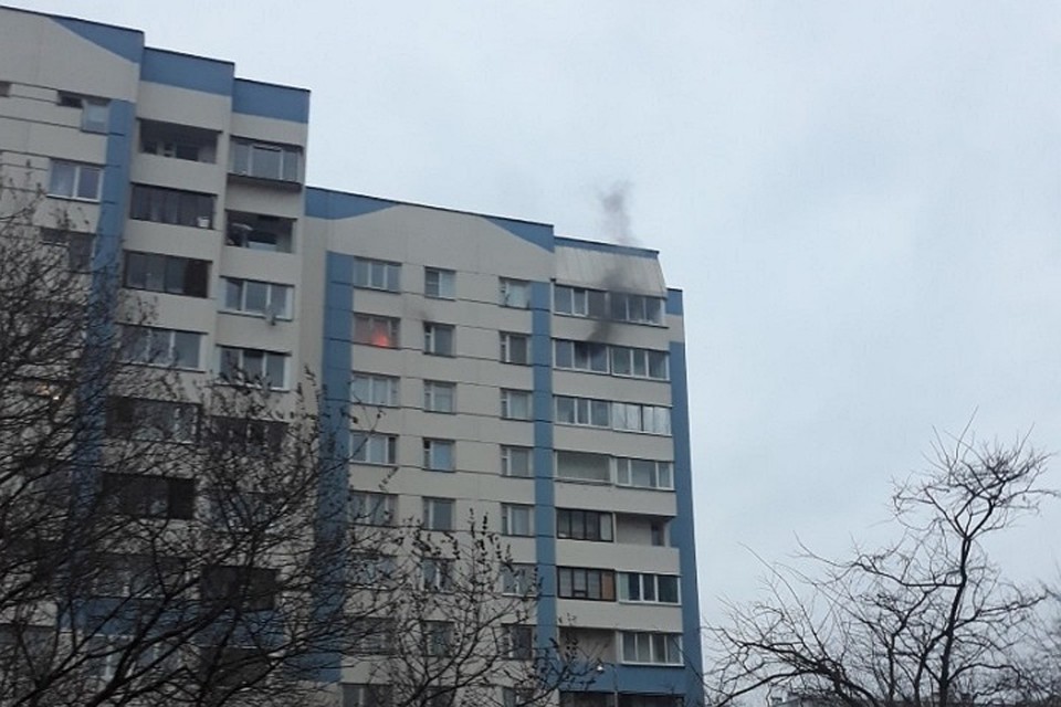 В пожаре в жилой квартире на Серебристом пострадали два человека, всего 10 были эвакуированы