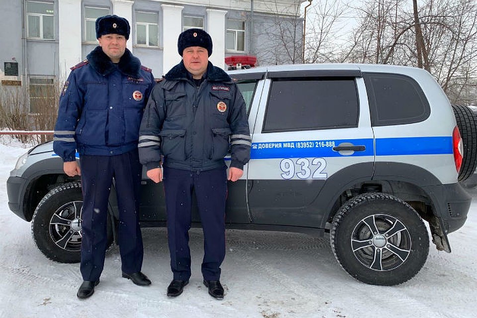 Полицейские спасли жилой дом от пожара в Иркутской области