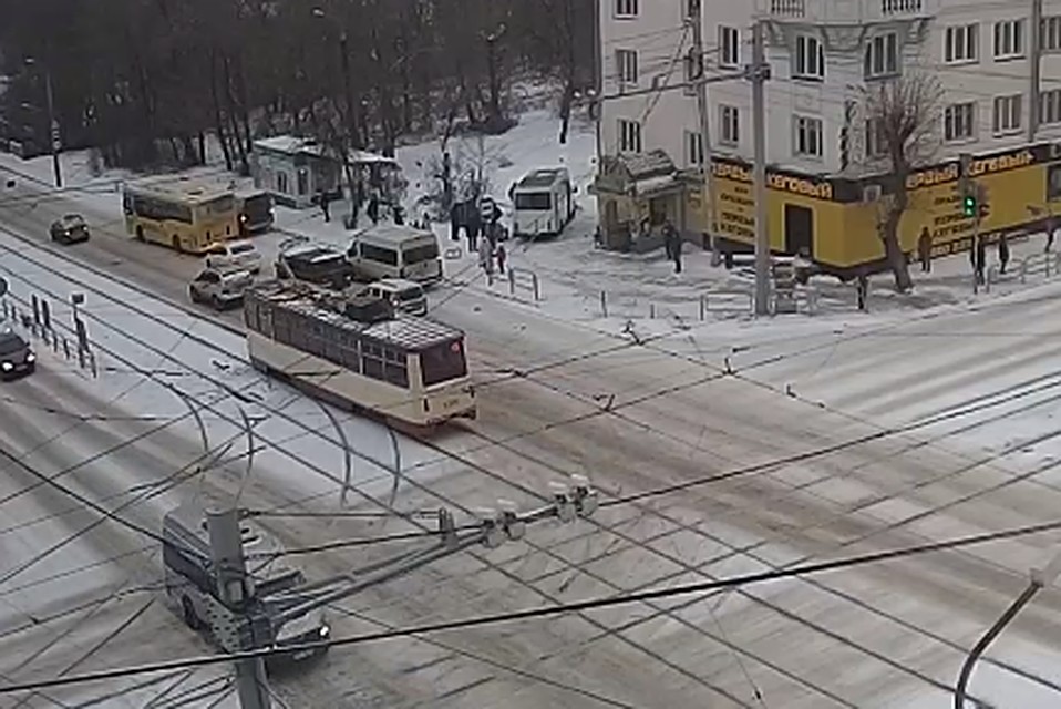 Маршрутка вылетела на остановку в Челябинске.