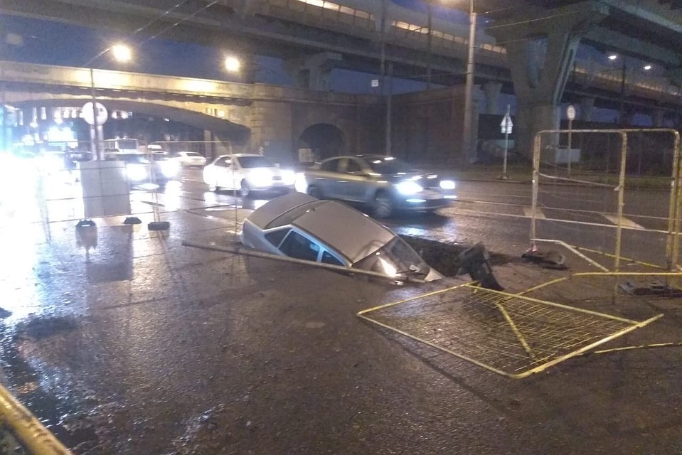 Автомобиль провалился в яму на асфальте на проспекте Стачек. Фото: vk.com/spb_today