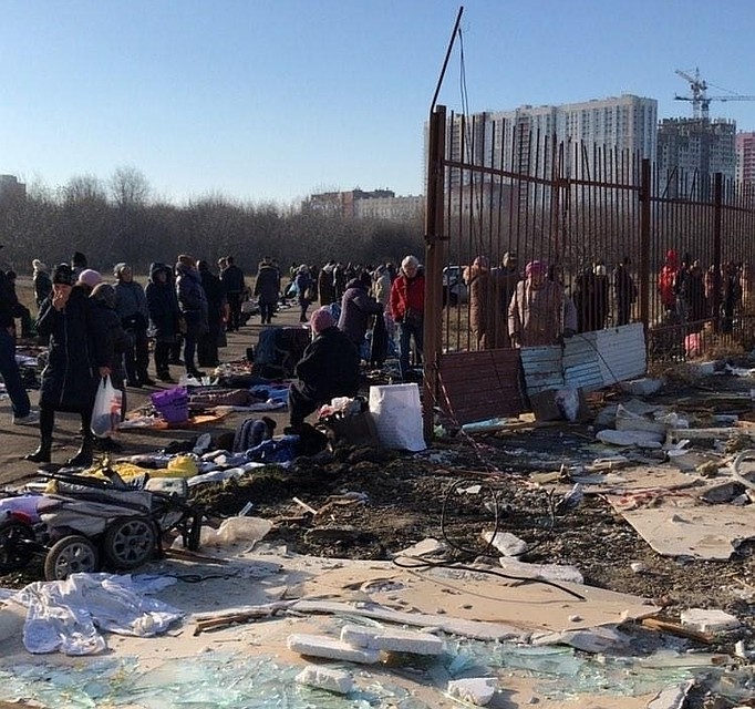 Торговцы заняли все дорожки на поляне ЮФУ. Фото: vk.com/rostovnadonu
