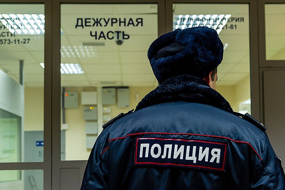 Полиция и следователи выясняют обстоятельства смерти 19-летней девушки.