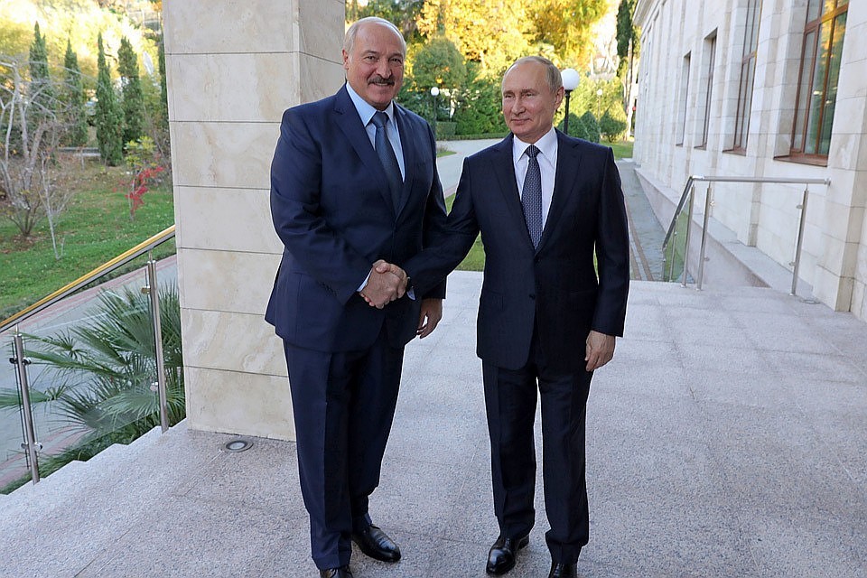 Президент Белоруссии Александр Лукашенко и президент РФ Владимир Путин (слева направо) во время встречи в резиденции "Бочаров ручей". Фото: Михаил Климентьев/пресс-служба президента РФ/ТАСС