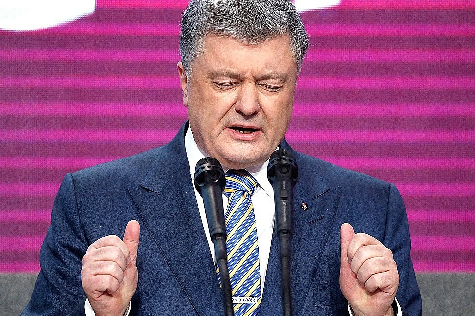 Порошенко закидали яйцами после выступления на акции протеста в Киеве