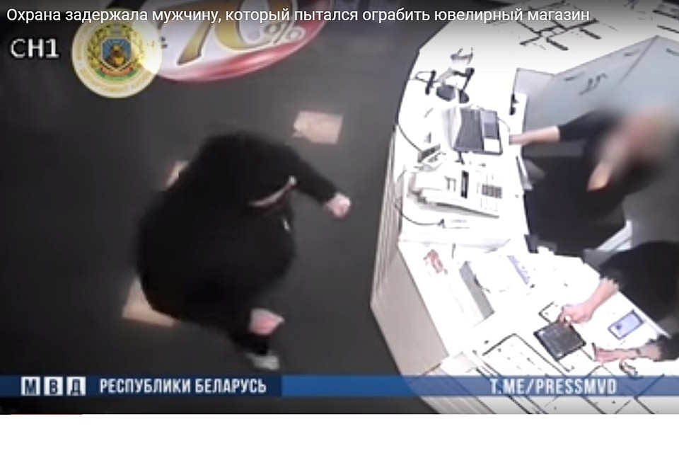 Продавцы успели сообщить об ограблении с помощью кнопки тревожной сигнализации. Фото: стоп-кадр.