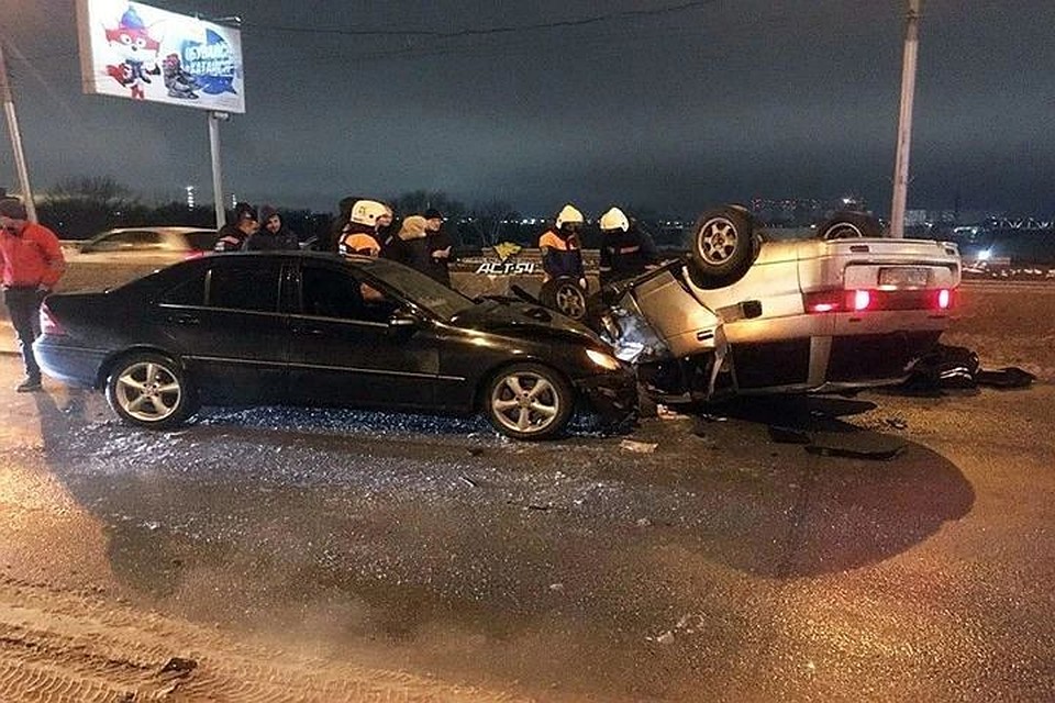 Напомним, в результате страшного ДТП автомобиль «ВАЗ-2111» перевернулся и врезался в «Мерседес». Фото: "АСТ-54"