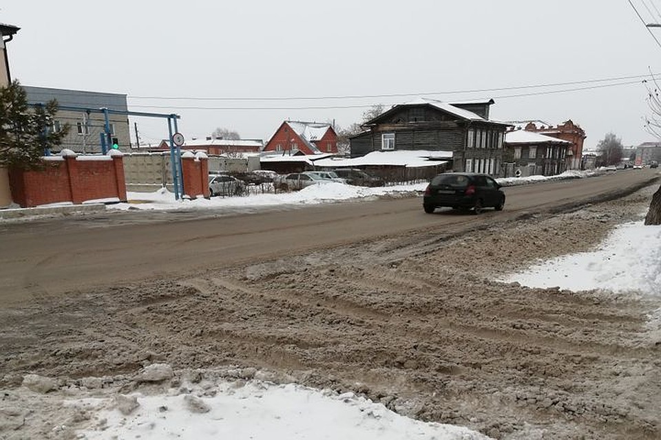 Сибирячка пожаловалась в соцсетях, что из-за сугроба нельзя заехать во дворы. Фото: Ирина Григорьева.