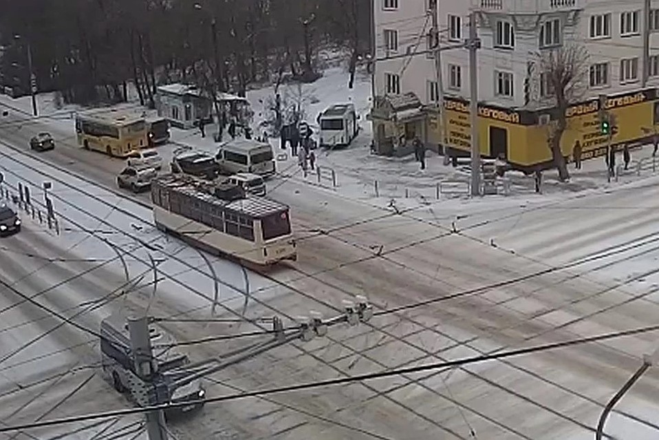 На остановке в момент аварии было много людей.