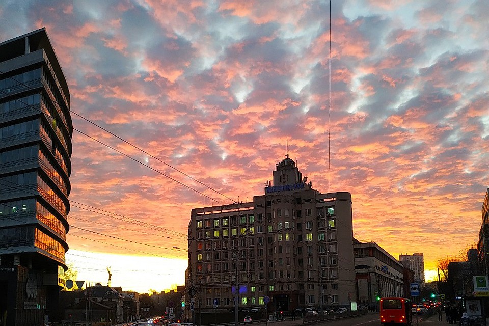 Такой рассвет был на площади Октябрьской. ФОТО: Дмитрий Мантуров