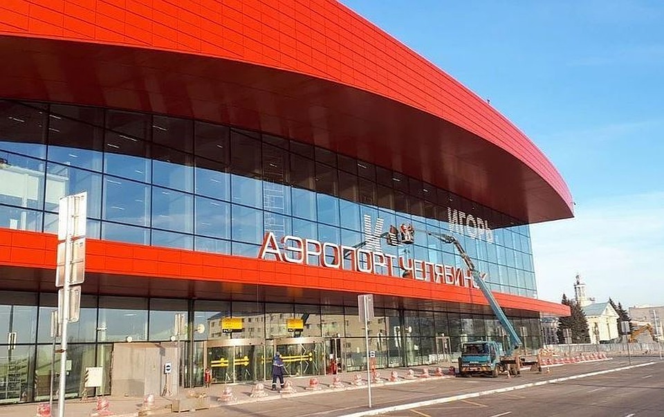 В аэропорту Челябинска с борта самолета сняли пассажира. Фото: Архив "КП".