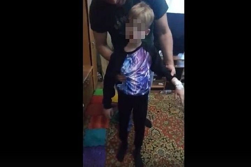 Мальчик на видео не откликается на свое имя. Стоп-кадр.