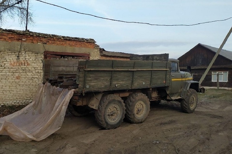 Мужчины с помощью автогена распилили и погрузили на личный грузовик 10 тонн рельсов. Фото: УСК по Минской области.