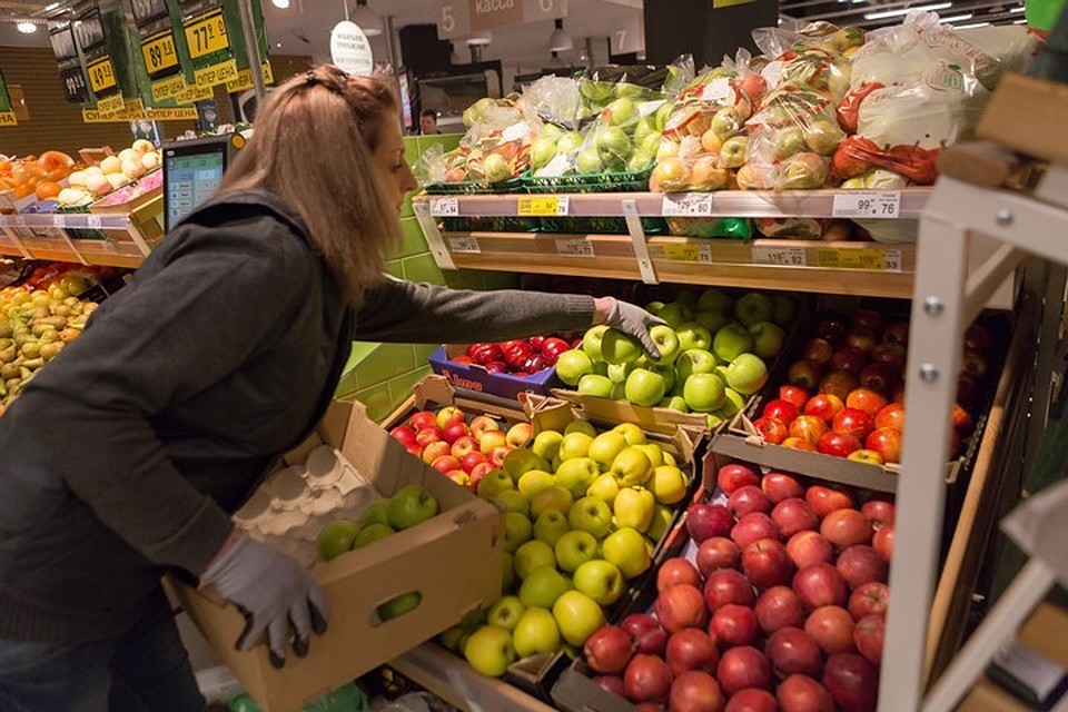 Кулаком в лицо: в Кузбассе женщина вынесла продукты из магазина и напала на продавца