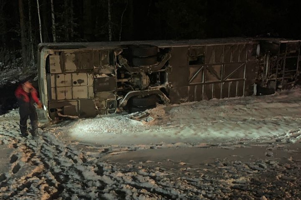 Автобус упал на бок в восьмом часу утра по местному времени. Фото: Данил Чернышов