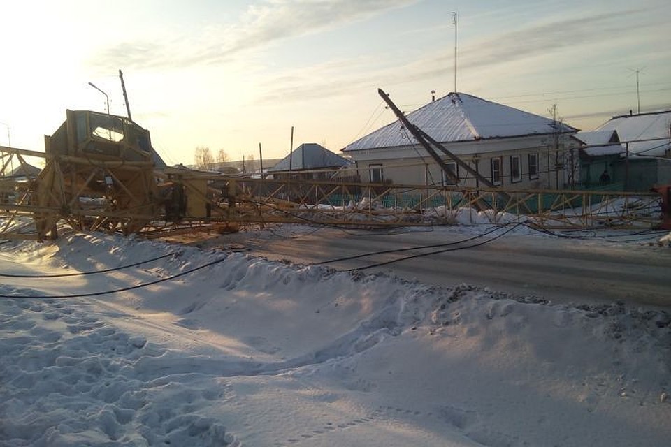 Кран перегородил дорогу. Фото: Богдан Курняков