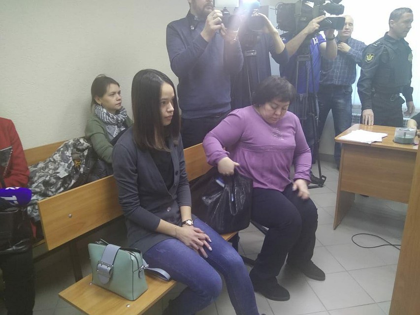 Мать мальчика пряталась от журналистов в коридоре суда.