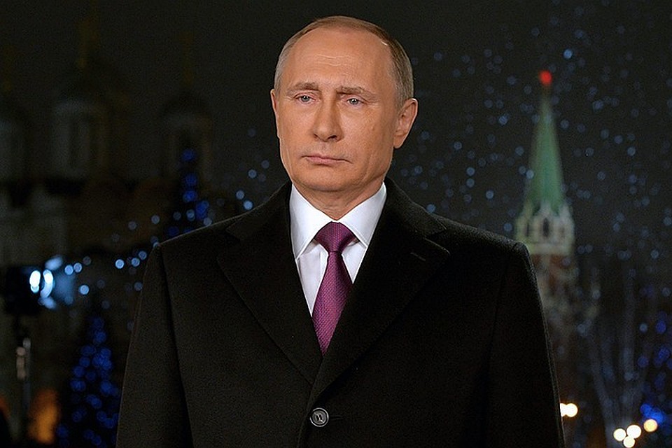 Новый год президент встречает дома в кругу семьи и друзей и даже смотрит свое новогоднее телеобращение. Фото: Алексей Дружинин/ТАСС
