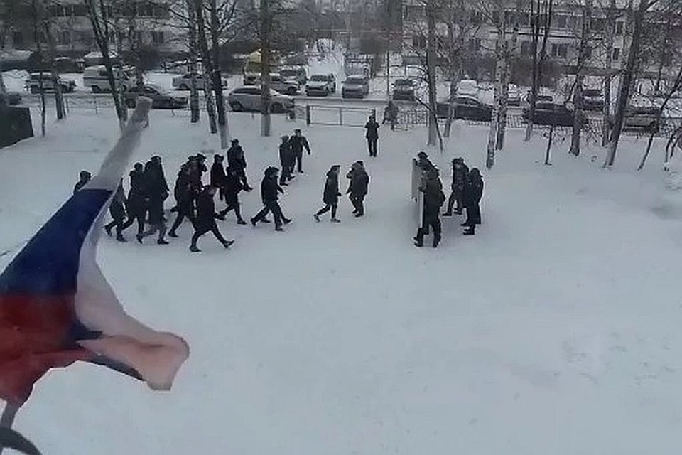 Детей поставили против экипированных полицейских.