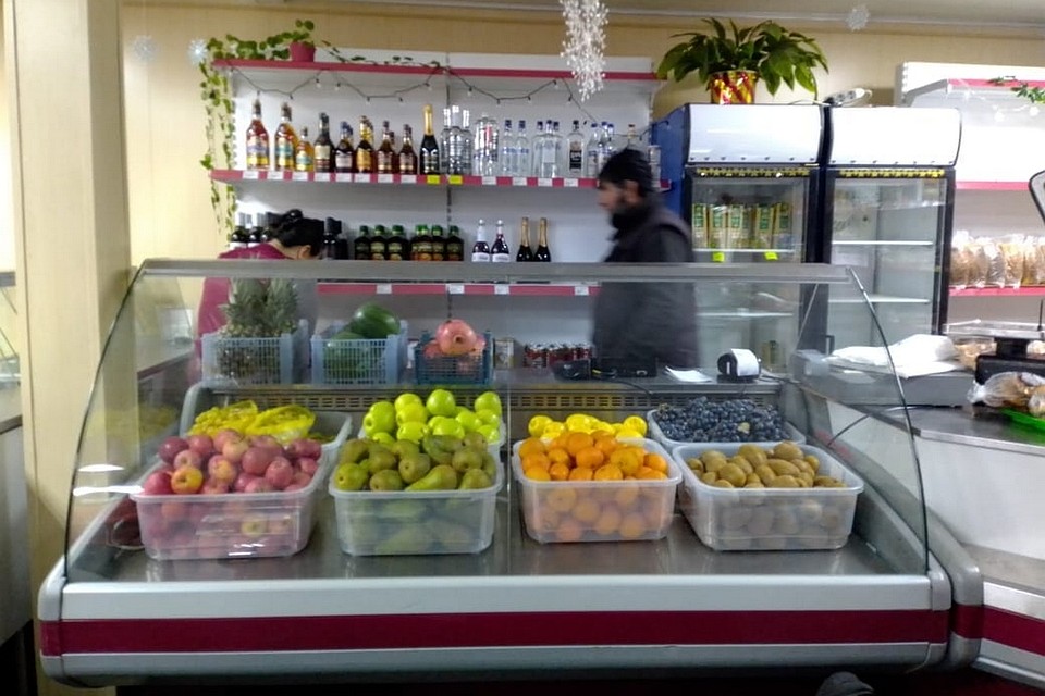 В конце года в Волочанку пробиваются первые грузовики в продуктами. Фото: Денис Теребихин