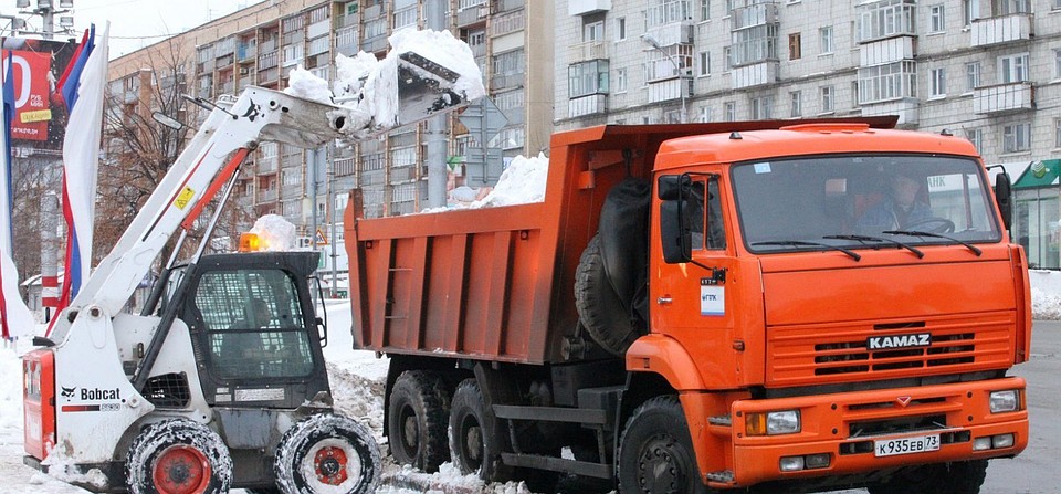 Каждую зиму вывоз снега в Томске становится одной из главных проблем для муниципальной власти.