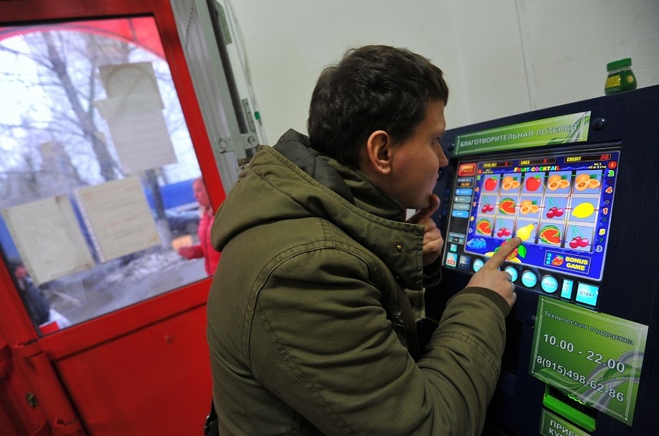 Мужчину обидел игровой автомат