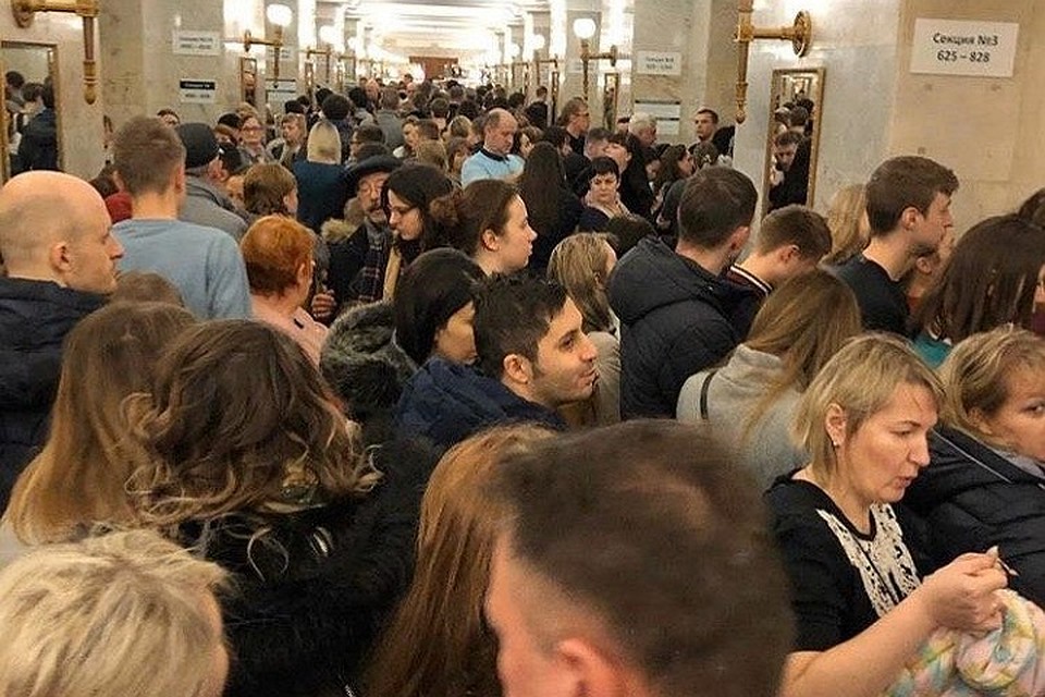Из-за наплыва посетителей в гардеробе Эрмитажа образовались огромные очереди. Фото: "Аварийный Петербург"