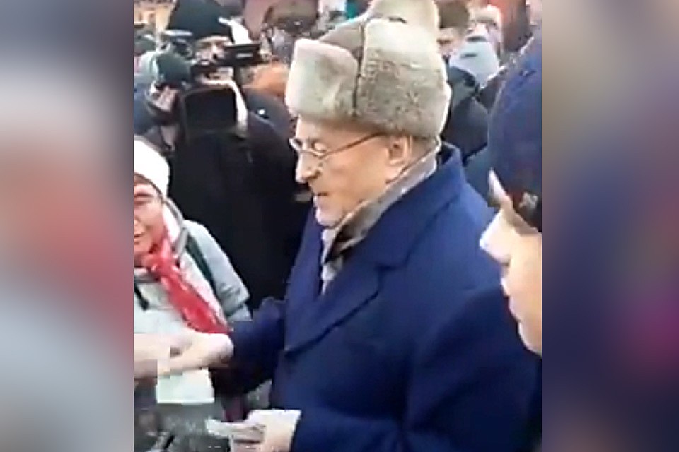 Владимир Жириновский раздавал прохожим на Красной площади по 1000 рублей.