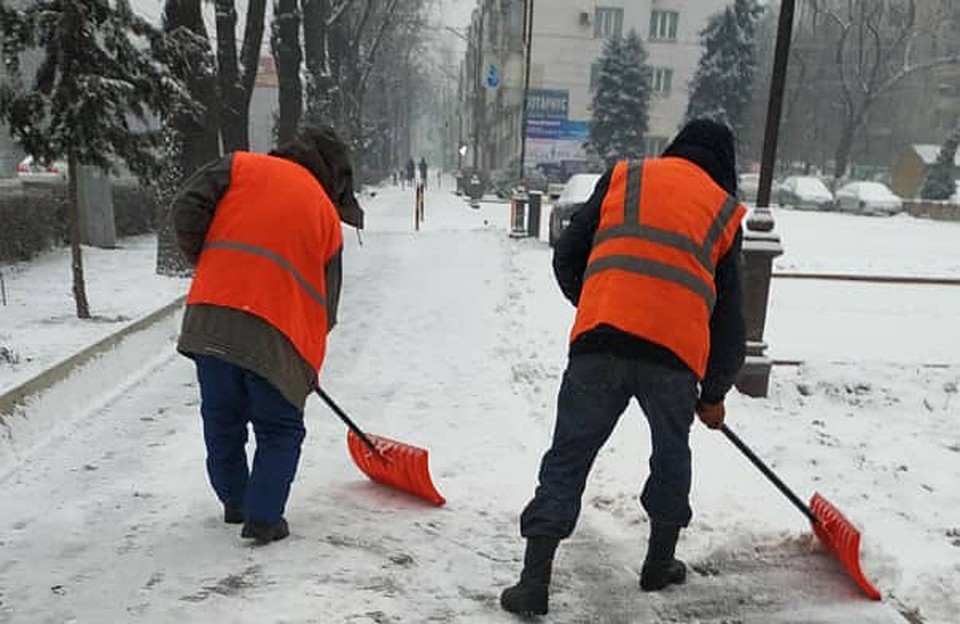 В дневную и ночную смены по Бишкеку работают более 660 дворников.