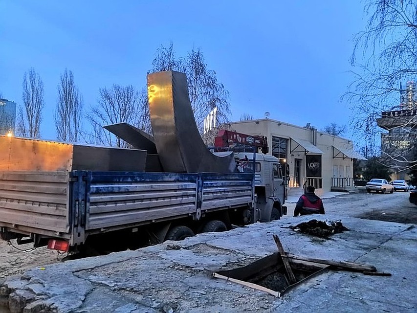 Скульптурную композицию увезли сотрудники ЖКХ. Фото: группы ВК «Сталинградский ОБКОМ КПРФ».