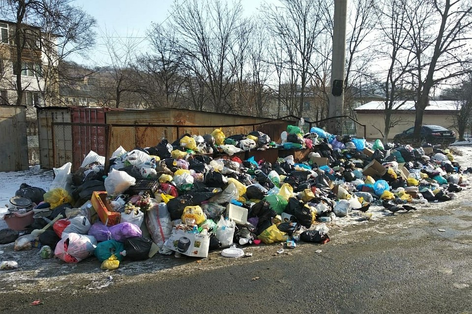 Мусор скопился во многих дворах в Приморье